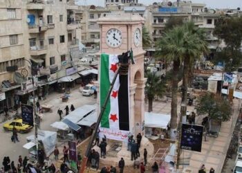 “أهلاً بكم بيننا”.. ترحيب في إدلب بالسوريين القادمين من لبنان