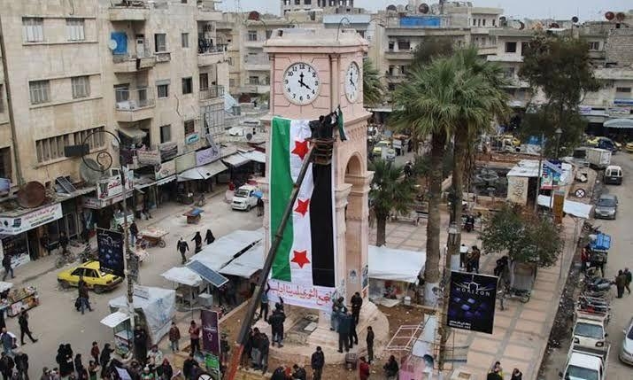 “أهلاً بكم بيننا”.. ترحيب في إدلب بالسوريين القادمين من لبنان