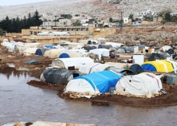 السيول تغمر مخيمات الشمال السوري وتفاقم معاناة النازحين