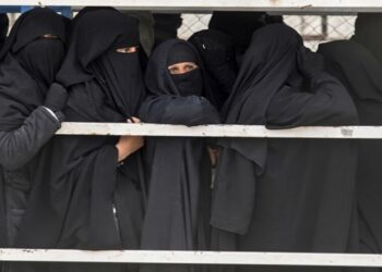 فرنسا.. دعوات متجددة لإعادة عائلات جهاديين من مخيمات الاحتجاز بسوريا