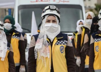 “الخوذ البيضاء”.. حبل نجاة يتدلى إلى جبّ الألم