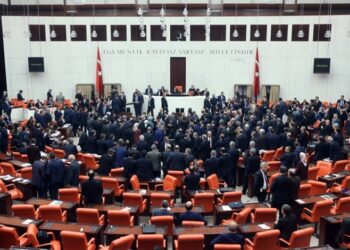 وصفها ناشطون بـ”الشتيمة”.. حركة لـ”كليجيدار أوغلو” تلغي جلسة للبرلمان التركي