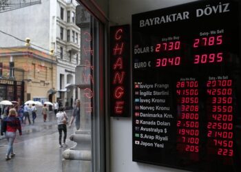 تراجع جديد لليرة التركية أمام العملات الأجنبية صباح اليوم الإثنين