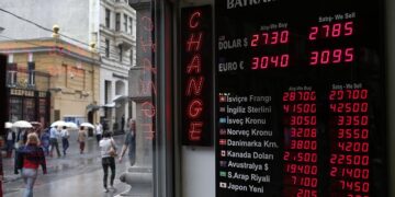 تراجع جديد لليرة التركية أمام العملات الأجنبية صباح اليوم الإثنين