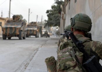 القوات التركية تنفذ إجراءً مفاجئاً على طريق “M4” بإدلب