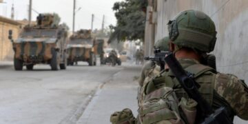 القوات التركية تنفذ إجراءً مفاجئاً على طريق “M4” بإدلب