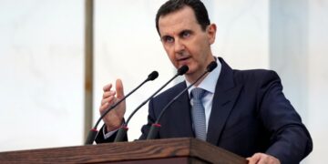 شاهد.. “الأسد” يتعرض لوعكة صحية أثناء كلمة أمام أعضاء “مجلس التصفيق”