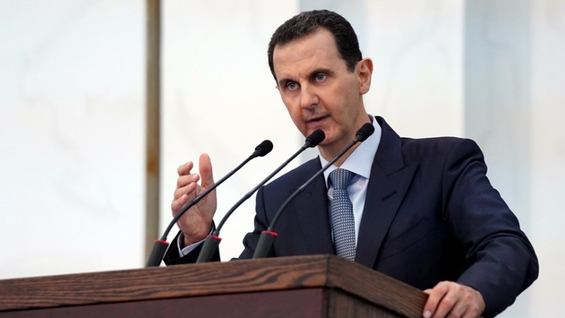 شاهد.. “الأسد” يتعرض لوعكة صحية أثناء كلمة أمام أعضاء “مجلس التصفيق”