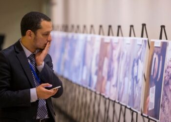 “يموتون مئة مرة في اليوم”.. عائلات سورية تُطالب بكشف مصير أفرادها المعتقلين لسنوات بسجون الأسد