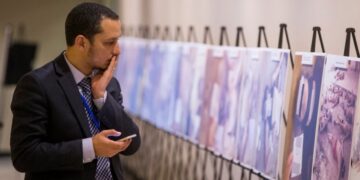 “يموتون مئة مرة في اليوم”.. عائلات سورية تُطالب بكشف مصير أفرادها المعتقلين لسنوات بسجون الأسد