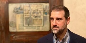 يزور المقامات “العلوية” ويلتزم بطقوسها.. تفاصيل عن حياة رامي مخلوف تُكشف لأول مرة