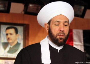 مصدر يكشف عن اسم الدولة التي أطاحت بمفتي الأسد أحمد حسون