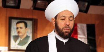 مصدر يكشف عن اسم الدولة التي أطاحت بمفتي الأسد أحمد حسون