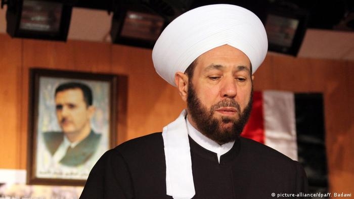 مصدر يكشف عن اسم الدولة التي أطاحت بمفتي الأسد أحمد حسون