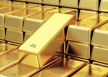 الذهب ينخفض عن ذروة 8 سنوات