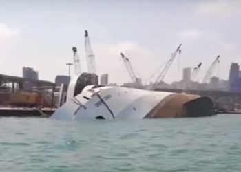 مشاهد لغرق الباخرة “أورينت كوين” في مرفأ بيروت.. ما علاقة حزب الله بها؟