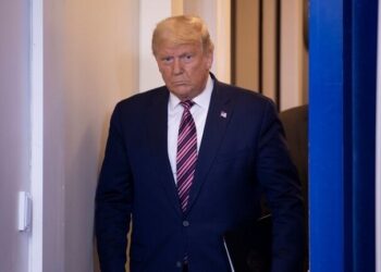 “CNN”: مسؤولون كبار في البيت الأبيض يبتعدون بهدوء عن ترامب