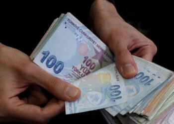 الليرة التركية تنخفض بنحو 4% أمام الدولار
