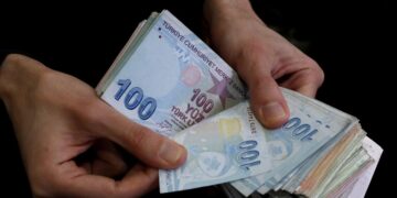 الليرة التركية تنخفض بنحو 4% أمام الدولار