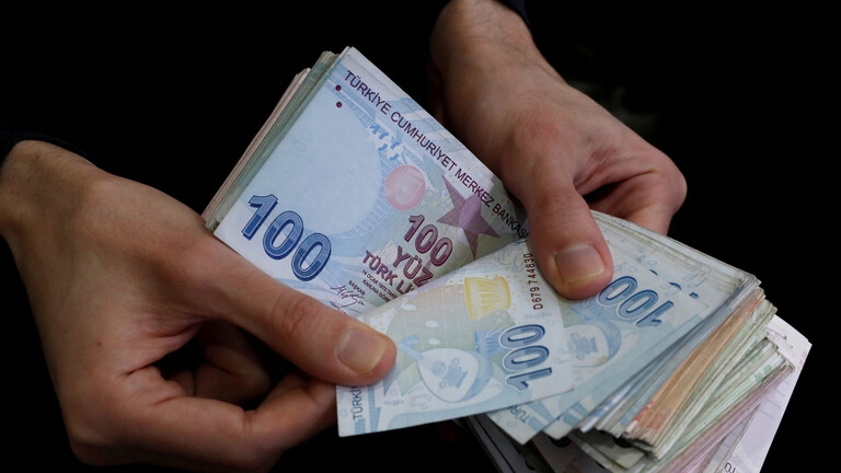 الليرة التركية تنخفض بنحو 4% أمام الدولار