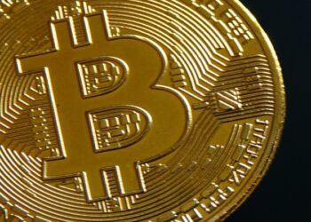 عملة “البيتكوين” تهبط أكثر من 2%