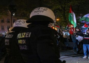 الشرطة الألمانية تلاحق طفلا رفع العلم الفلسطيني خلال تظاهرة منددة بالحرب على غزة