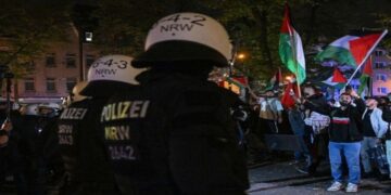 الشرطة الألمانية تلاحق طفلا رفع العلم الفلسطيني خلال تظاهرة منددة بالحرب على غزة