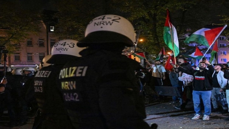 الشرطة الألمانية تلاحق طفلا رفع العلم الفلسطيني خلال تظاهرة منددة بالحرب على غزة