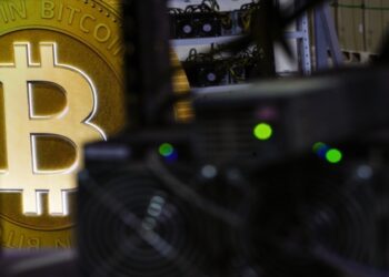 عملة “البيتكوين” تنخفض إلى دون مستوى 60 ألف دولار