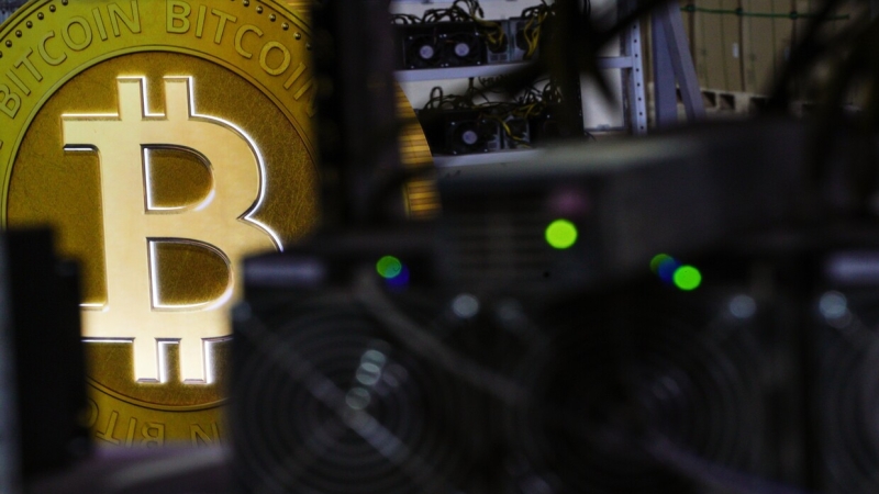 عملة “البيتكوين” تنخفض إلى دون مستوى 60 ألف دولار