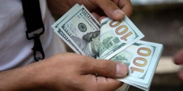 الليرة السورية تتراجع أمام باقي العملات.. أسعار الصرف في إدلب