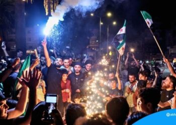 بينما يعارضون إسرائيل.. يحتفل السوريون في إدلب بمقتل نصر الله