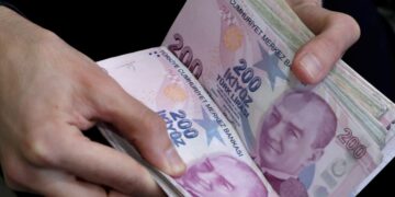 تراجع جديد لليرة التركية أمام الدولار الأمريكي