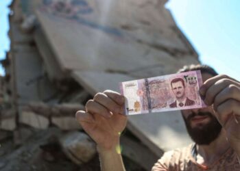 الأجور الشهرية في سوريا تدفع بثلاث عملات.. وقيمتها تحت خطوط الفقر الثلاثة