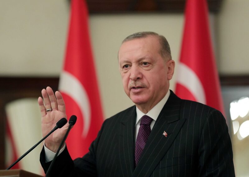 أردوغان يحدد موعد تعافي الليرة التركية