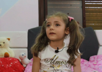 متناسياً إسقاط براميله على أهلها.. النظام يحتفل بإنجاز طفلة مبدعة من إدلب