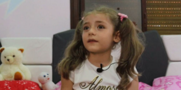 متناسياً إسقاط براميله على أهلها.. النظام يحتفل بإنجاز طفلة مبدعة من إدلب