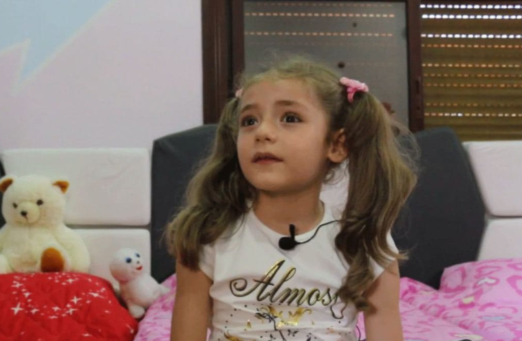 متناسياً إسقاط براميله على أهلها.. النظام يحتفل بإنجاز طفلة مبدعة من إدلب