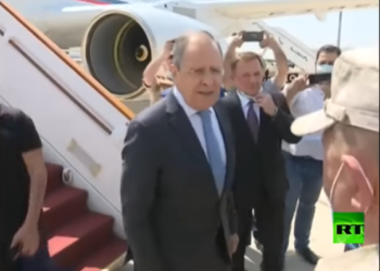تفاصيل برس (دمشق) تجاهل وزير الخارجية الروسي، سيرغي لافروف، في أثناء زيارته إلى دمشق، اليوم الاثنين، مسؤولاً تابعاً للنظام السوري.  وسلطت بعض وسائل الإعلام الضوء على زيارة وزير الخارجية الروسي سيرغي لافروف، إلى دمشق، اليوم الاثنين، في أول زيارة له منذ 2012، لإجراء محادثات مع رئيس النظام، بشار الأسد، ووزير الخارجية وليد المعلم.  وكان في استقبال “لافروف” بمطار دمشق سفير روسيا لدى سوريا ألكسندر يفيموف، مبعوث الرئيس الروسي فلاديمير بوتين الخاص إلى سوريا، ومعاون وزير الخارجية السوري أيمن سوسان، إلى جانب ضابط روسي وعدد من الشخصيات.  وبحسب شريط الفيديو الذي بثّته روسيا اليوم، فإن لافروف تقصّد عدم إعطاء أيمن سوسان، أي أهمية أو اعتبار، وتجسد ذلك بموقفين:  الأول لحظة نزوله من الطائرة ومصافحته السفير الروسي أولاً، وهو ما يخالف البروتوكول الذي يجب أن يبدأ بالسلام على مسؤول البلد المضيف قبل السفير.  الثاني، عندما سار لافروف إلى جانب السفير الروسي دون اهتمام بـ “سوسان”، الذي يظهر التسجيل أنه يلحق بـ “لافروف”.