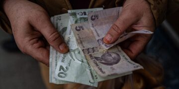 آثار تقلبات الليرة التركية على النازحين في الشمال السوري واللاجئين في تركيا