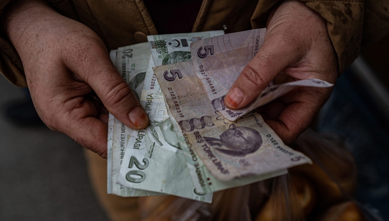 آثار تقلبات الليرة التركية على النازحين في الشمال السوري واللاجئين في تركيا