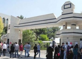 لابتزازهن جنسياً ومالياً.. طالبة جامعية تصور زميلاتها بأوضاع “مخلة”