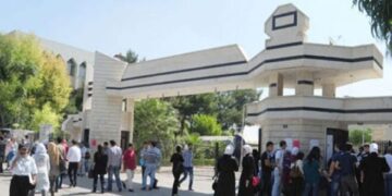 لابتزازهن جنسياً ومالياً.. طالبة جامعية تصور زميلاتها بأوضاع “مخلة”