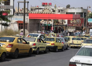 تمتد إلى 3 كم.. صور من طوابير السيارات أمام محطات الوقود في مناطق سيطرة النظام