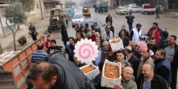 ما قصة سحارة التراب التي وزّعها النظام على الأهالي في حماة (صور)
