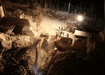 ضحايا بانهيار مبنى سكني مأهول بحي الصالحين في حلب (فيديو)