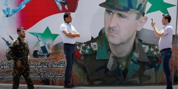 موالون يشتمون بشار الأسد ونظامه في محطات الوقود