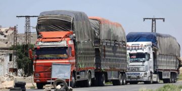 “قادمة من المعبر العسكري على الحدود العراقية”.. رتل شاحنات يدخل مدينة البوكمال