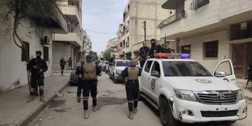 نفّذ مئات الطلعات بالبراميل المتفجرة.. “الداخلية السورية” تلقي القبض على عميد طيار سابق في جيش نظام الأسد (فيديو)