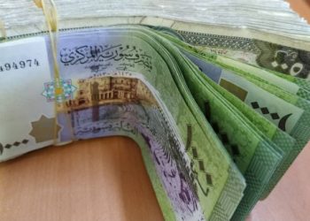 الليرة السورية تتحسن أمام الدولار.. خبير اقتصادي يكشف لـ “تفاصيل برس” العوامل النفسية في سعر الصرف